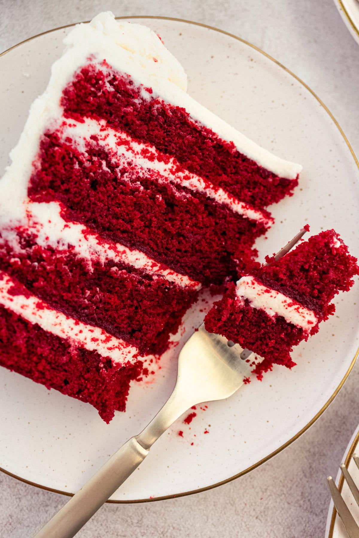Τούρτα Κόκκινο Βελούδο 4 Κομμάτι από Red Velvet Cake με πλούσια επικάλυψη κρέμας τυριού.