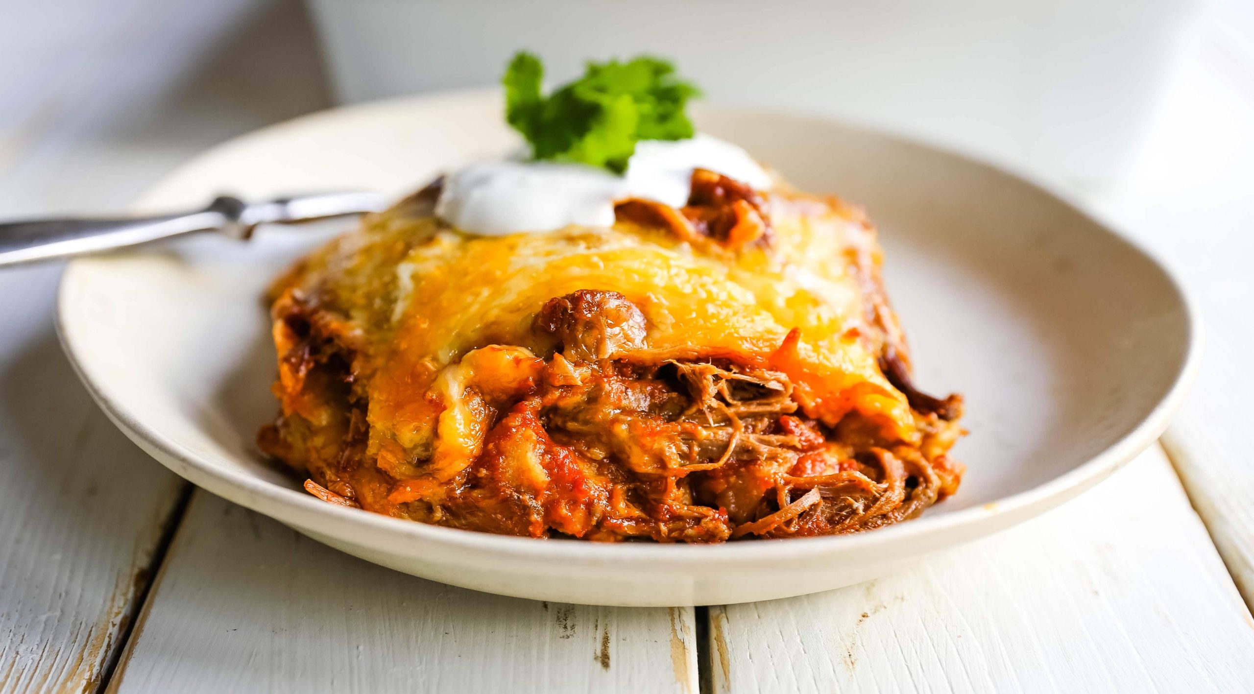 Στοίβες Enchiladas με Μοσχάρι. Μεξικάνικες Enchiladas με τεμαχισμένο μοσχάρι, λιωμένο τυρί, τορτίγιες καλαμποκιού και σπιτική σάλτσα enchilada. Μια εύκολη κατσαρόλα enchilada με μοσχάρι! #μεξικάνικο #μεξικάνικοφαγητό #enchiladas #beefenchiladas