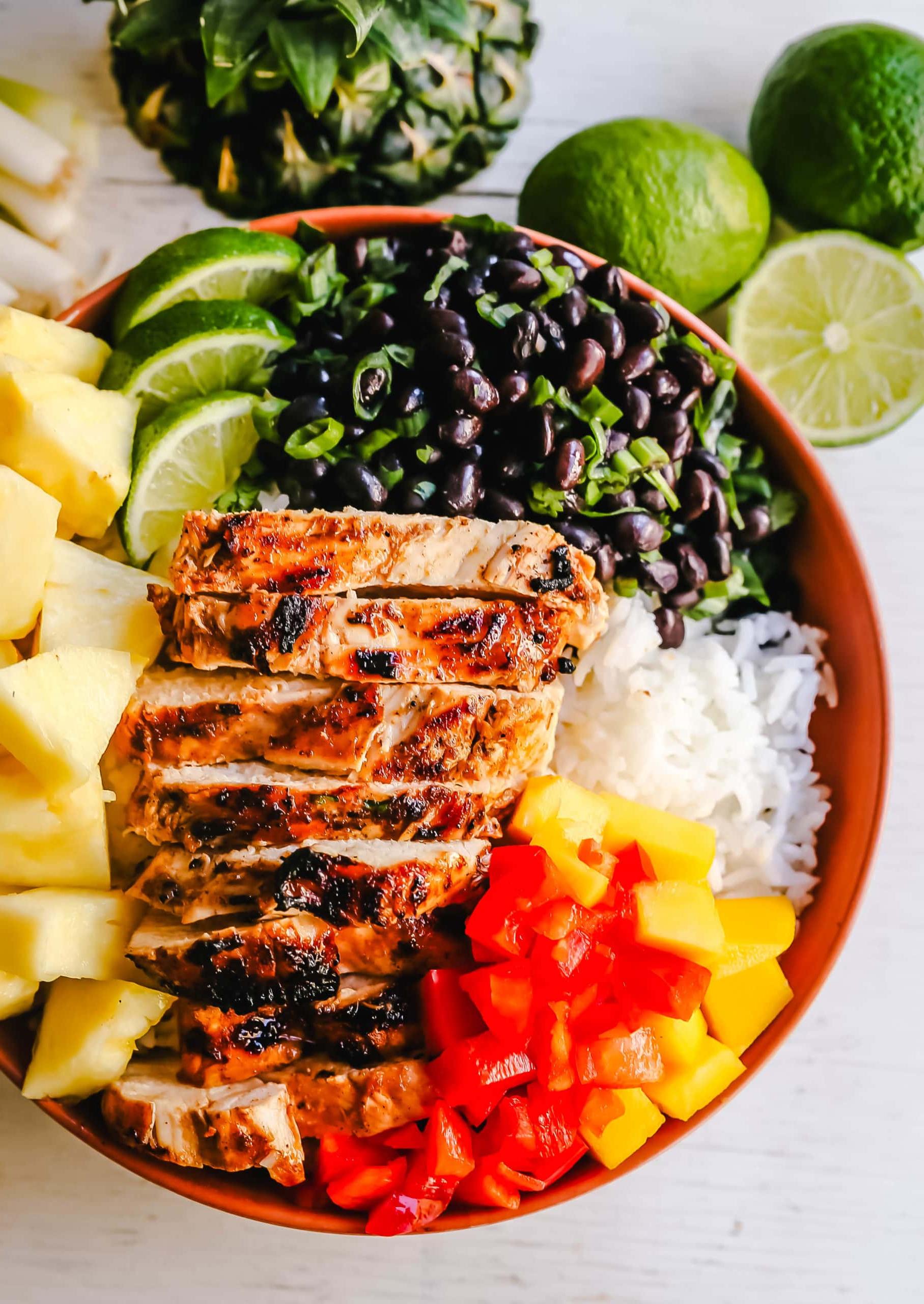 Jerk Chicken Bowl: Τζαμαϊκανό καρυκευμένο κοτόπουλο Jerk στη σχάρα με ρύζι, μαύρα φασόλια, κόλιανδρο, φρέσκο ανανά και μάνγκο, και κόκκινες πιπεριές. www.yamne.com #jerkchicken #chicken #chickenbowl