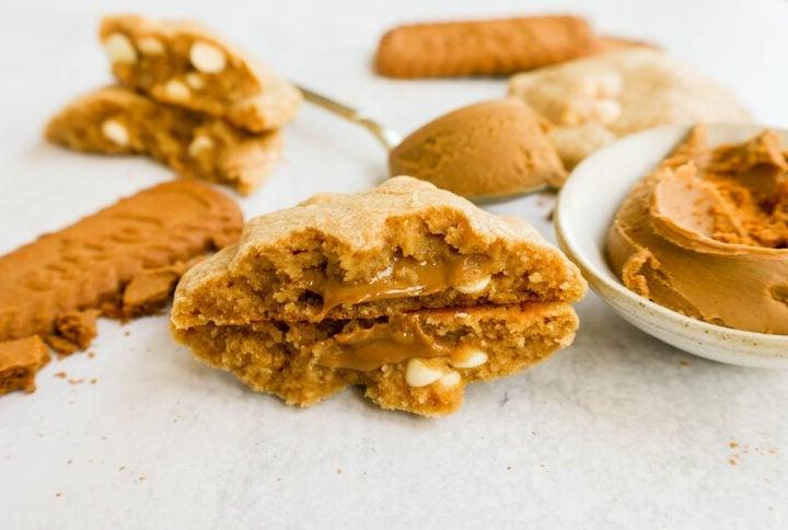 Μπισκότα Biscoff με Κομματάκια Λευκής Σοκολάτας 4 Αυτά τα Μπισκότα Biscoff είναι γεμάτα με βούτυρο μπισκότων Biscoff και κομματάκια λευκής σοκολάτας. Θα λατρέψετε αυτά τα αφράτα, μαλακά μπισκότα γεμιστά με καραμελωμένη επάλειψη μπισκότων.