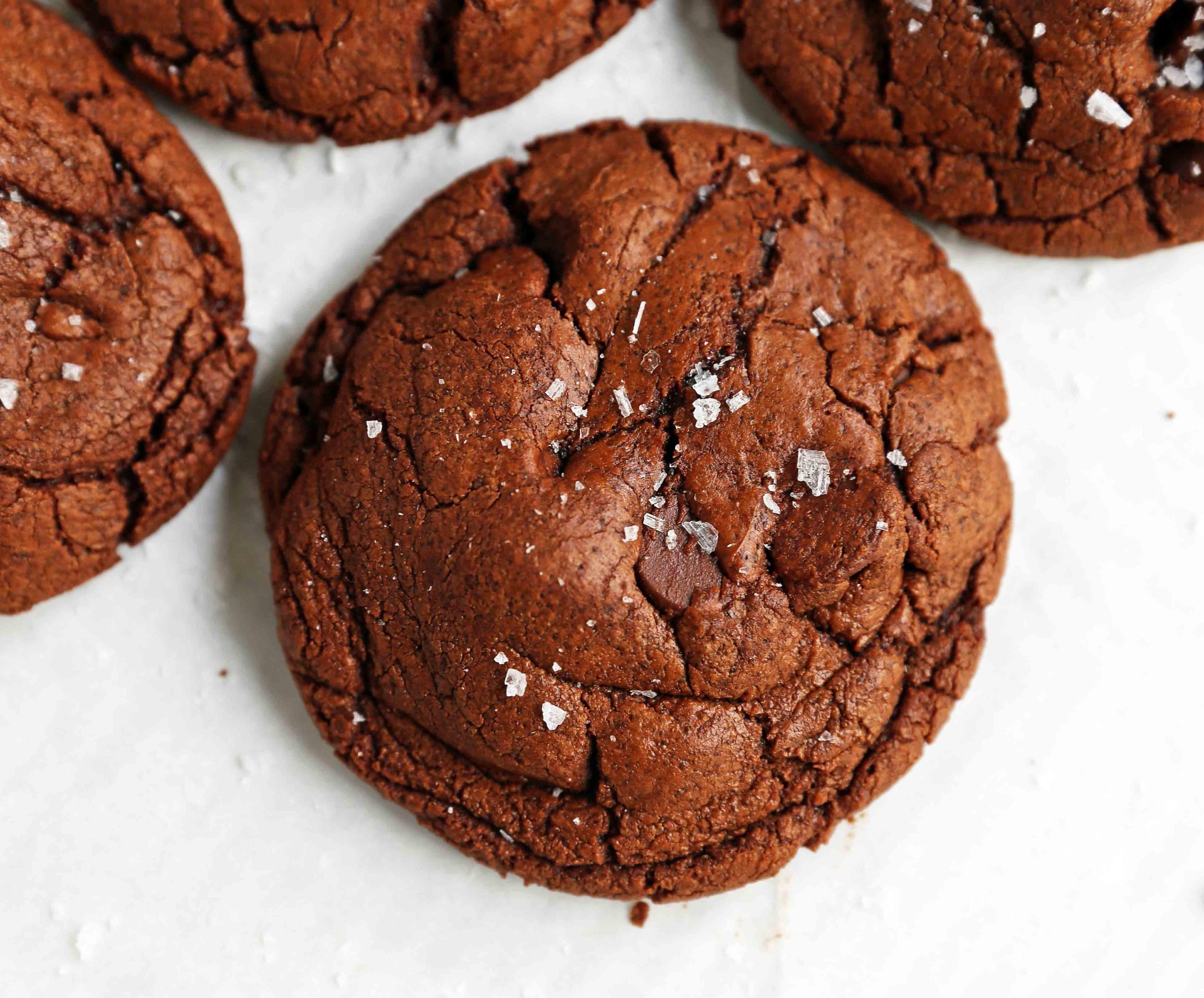 Πλούσια και απολαυστικά cookies brownie τριπλής σοκολάτας. Η ιδανική συνταγή για όσους αγαπούν τη σοκολάτα.