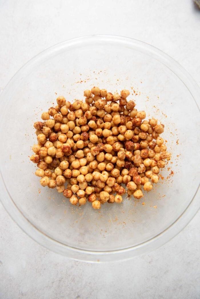 Gebakte Mediterreense Patats 4 Bak kekertjies gemeng met speserye.