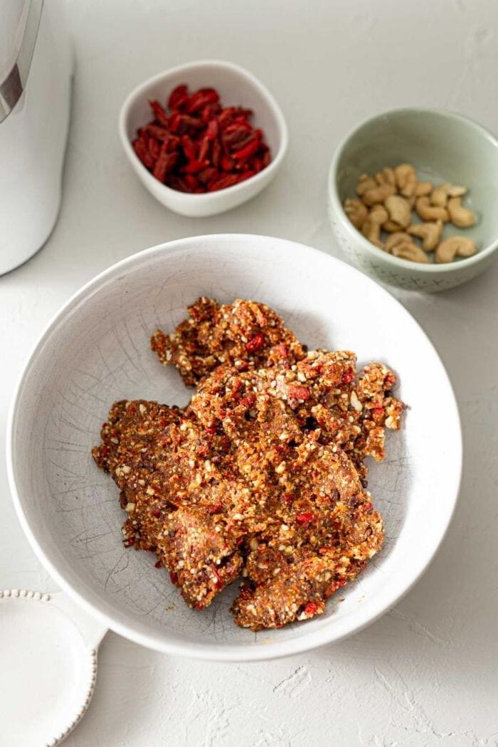 Ongebakte Gojibessie Balletjies 4 Raw goji berry energy ball dough in a bowl.