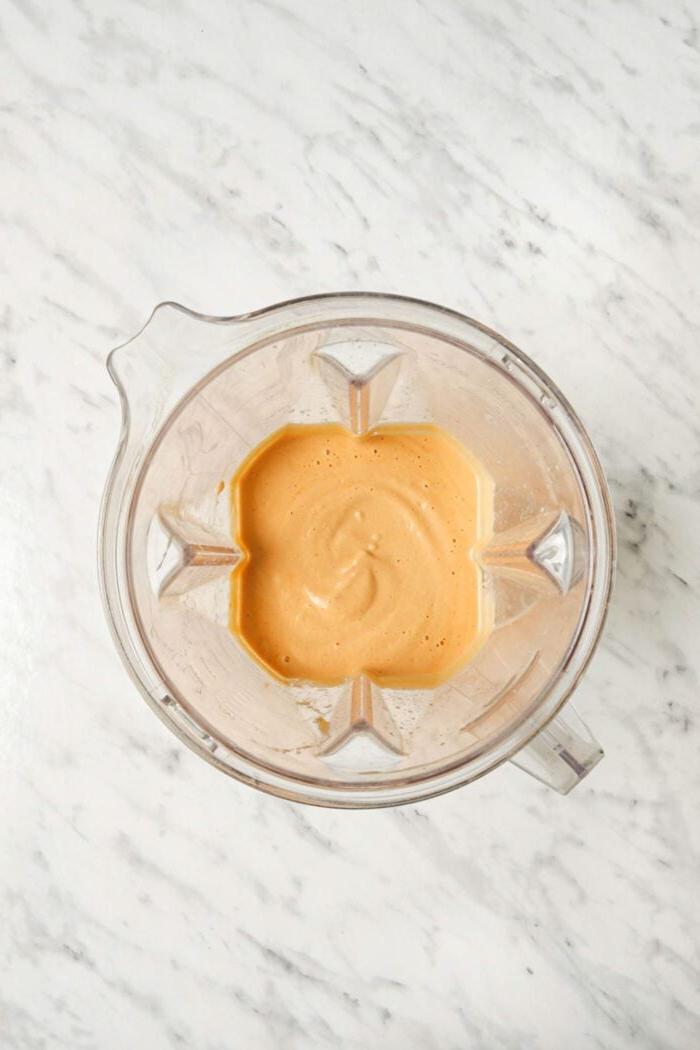 Vegan Buffels Dip 4 Romerige queso gemeng in 'n groot blender houer.