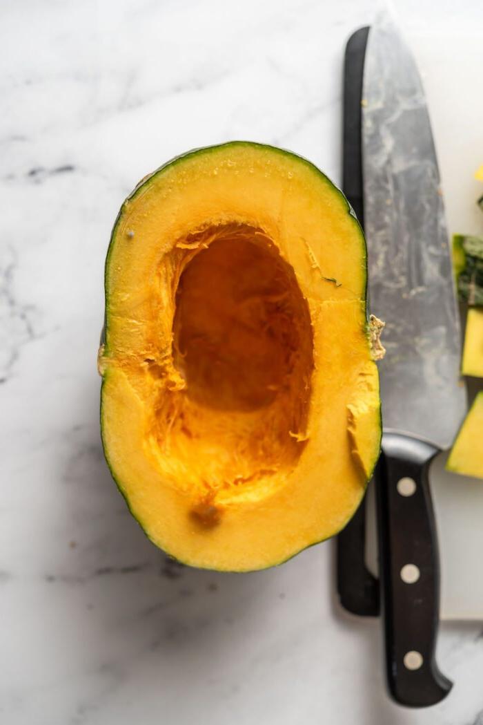 Kabocha pampoen in die helfte gesny met die pitte verwyder.