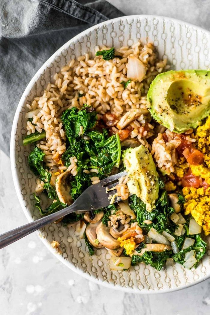 Hartige Vegan Ontbytbak 4 Boerenkool, tofu-roerbraai en avokado in 'n sout vegan ontbytbak.