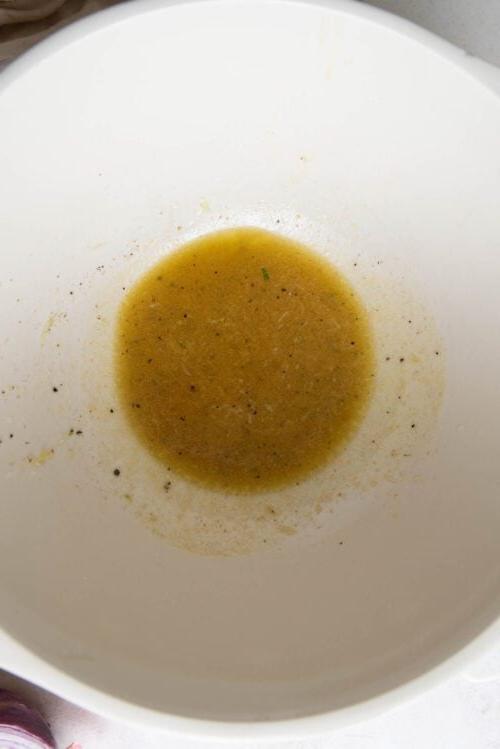 Swartboontjie Pastaslaai 4 Kalkvinaigrette in 'n groot mengbak.