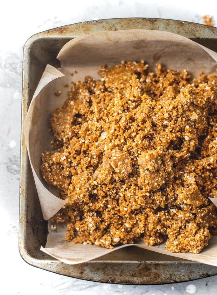 Kasjoe Tahini Stafies 4 Stap-vir-stap visuele gids wat wys hoe om heerlike veganiese tahini-kasjoepneut stafies met sjokolade-bolaag tuis te maak, maklik en sonder bakwerk.