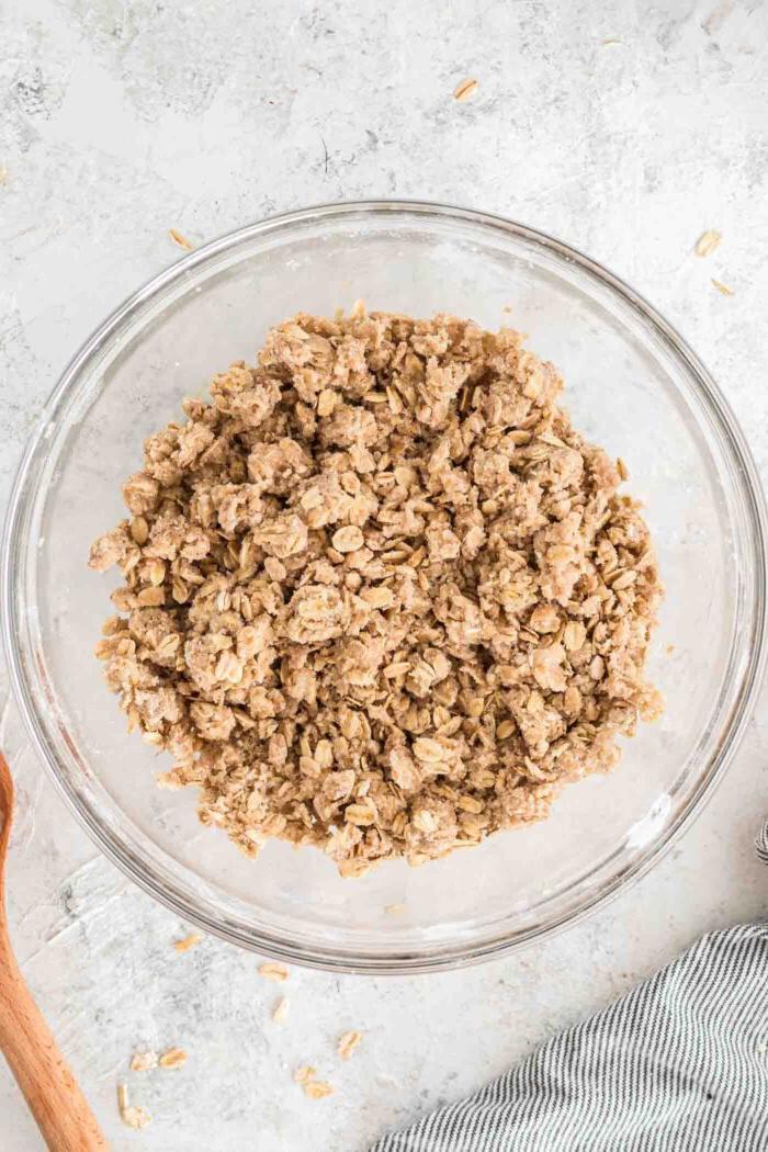 Vegan Aarbei Krummel Repies 4 ’n Hawermoutkrummelmengsel met bruinsuiker gemeng in ’n glasbak.
