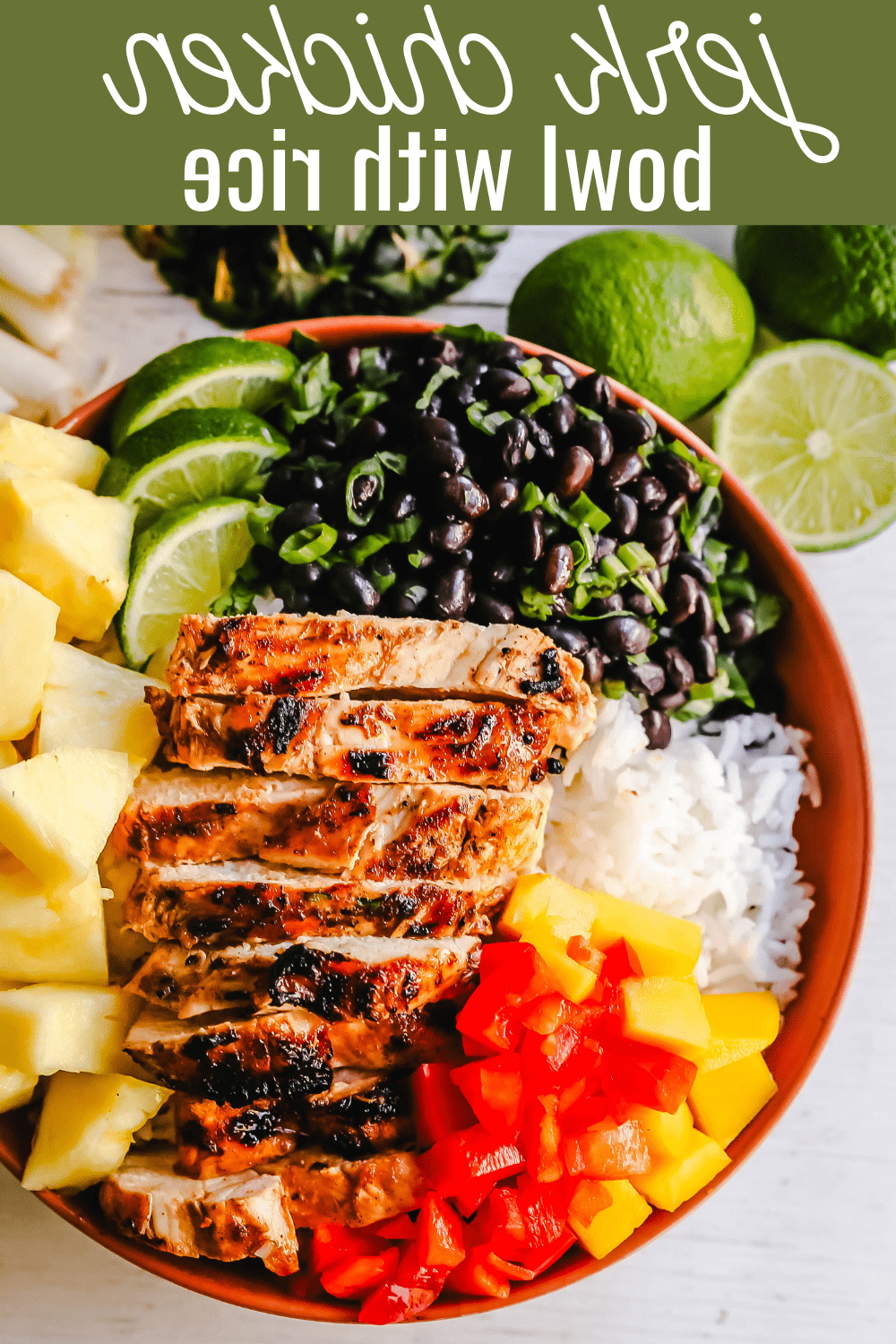 Jerk Chicken Bowl: Τζαμαϊκανό καρυκευμένο κοτόπουλο Jerk στη σχάρα με ρύζι, μαύρα φασόλια, κόλιανδρο, φρέσκο ανανά και μάνγκο, και κόκκινες πιπεριές. www.yamne.com #jerkchicken #chicken #chickenbowl