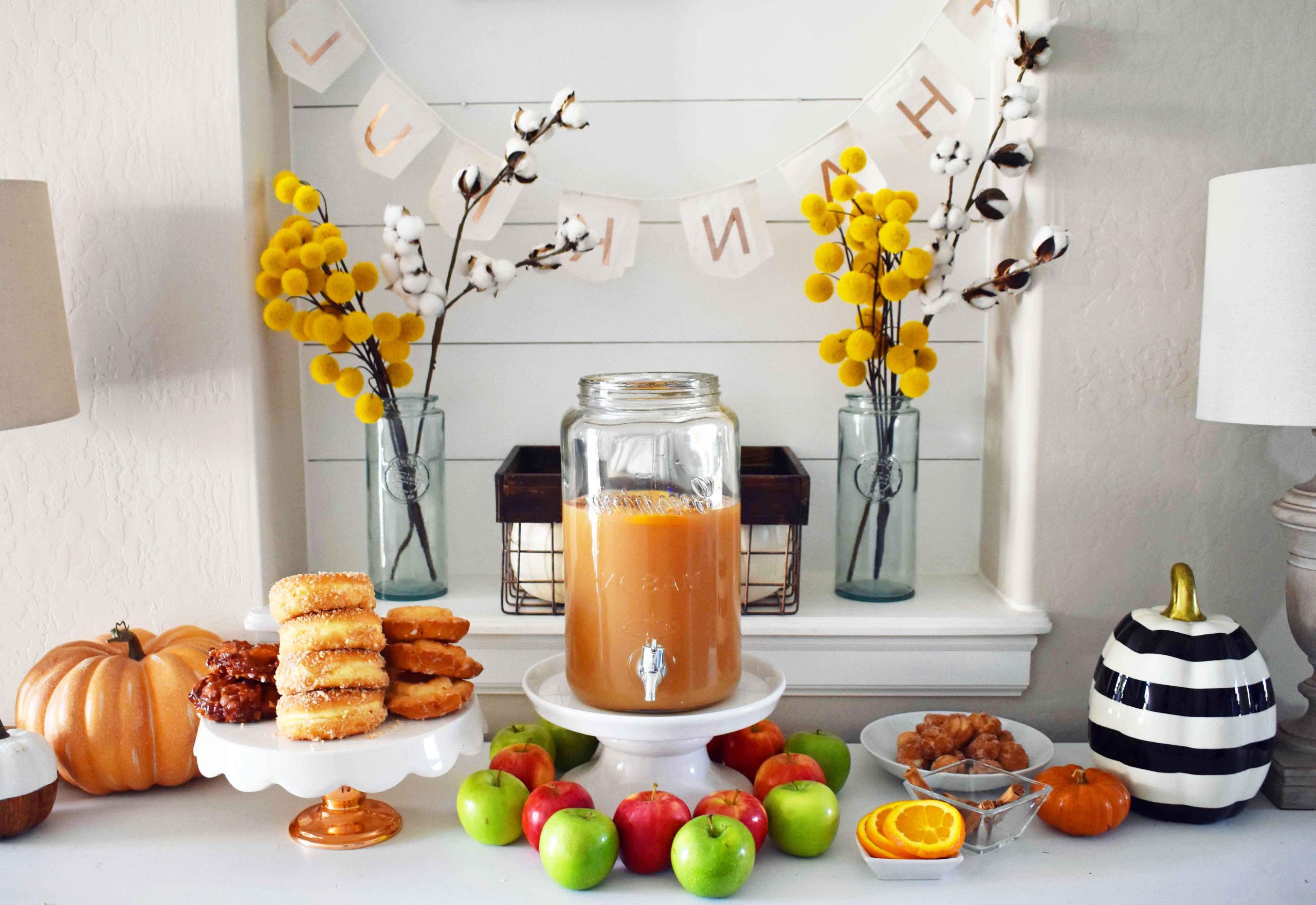 Πώς να φτιάξετε ένα DIY Hot Apple Cider Bar για να γιορτάσετε το Φθινόπωρο. Ένας απλός, εύκολος τρόπος για να σερβίρετε ζεστό μηλόκρασο και μια σπιτική συνταγή για μηλοτηγανίτες. Ένα μπαρ ζεστού μηλόκρασου με όλες τις γαρνιτούρες. www.yamne.com