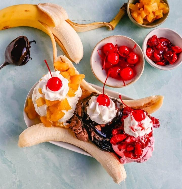 Μπανάνα Σπλιτ 5 Μια κλασική συνταγή για Banana Split φτιαγμένη με φρέσκες μπανάνες, παγωτό σοκολάτα με ζεστή σάλτσα σοκολάτας, παγωτό φράουλα με σάλτσα φράουλας, παγωτό βανίλια με σάλτσα ανανά, σαντιγί και κεράσι.