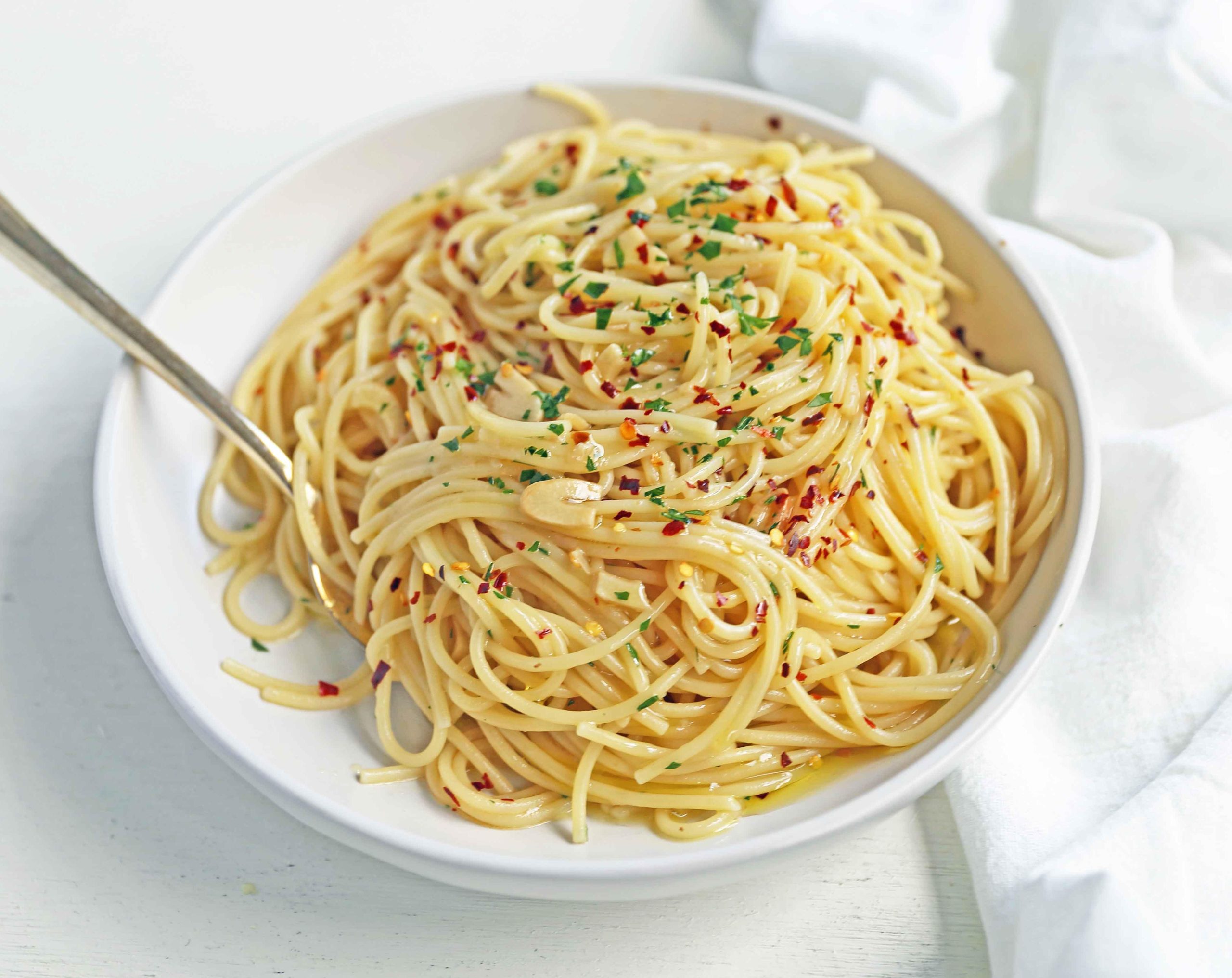 Σπαγγέτι Aglio e Olio. Σπαγγέτι ανακατεμένο με σοταρισμένο σκόρδο, ελαιόλαδο, νιφάδες κόκκινης πιπεριάς και φρέσκο μαϊντανό. Ένα γρήγορο, εύκολο και αυθεντικό πιάτο ζυμαρικών! Σπαγγέτι με Σκόρδο και Ελαιόλαδο, ένα γεύμα 20 λεπτών. www.yamne.com #pasta #spaghetti