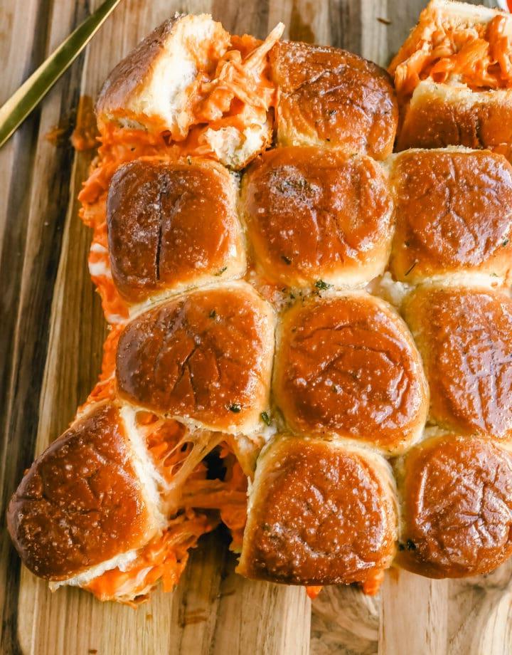 Οι Sliders Κοτόπουλου Buffalo φτιάχνονται με τρυφερό ψιλοκομμένο κοτόπουλο ανακατεμένο με σάλτσα buffalo και σάλτσα ranch και ψήνονται μέσα σε ένα μαλακό ψωμάκι με βούτυρο σκόρδου και λιωμένο τυρί μοτσαρέλα. Είναι ιδανικά για να παρακολουθήσετε ποδόσφαιρο!