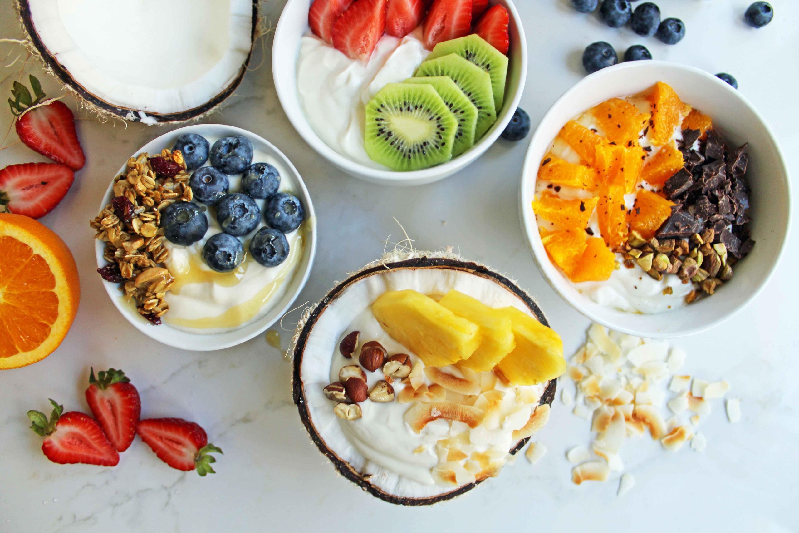 Πρωινά Μπολ Ελληνικού Γιαουρτιού με Toppings από το Modern Honey. Υγιεινό Ελληνικό Γιαούρτι με φρέσκα φρούτα, ξηρούς καρπούς και μέλι. Το τέλειο πρωινό για να ξεκινήσετε τη μέρα σας!