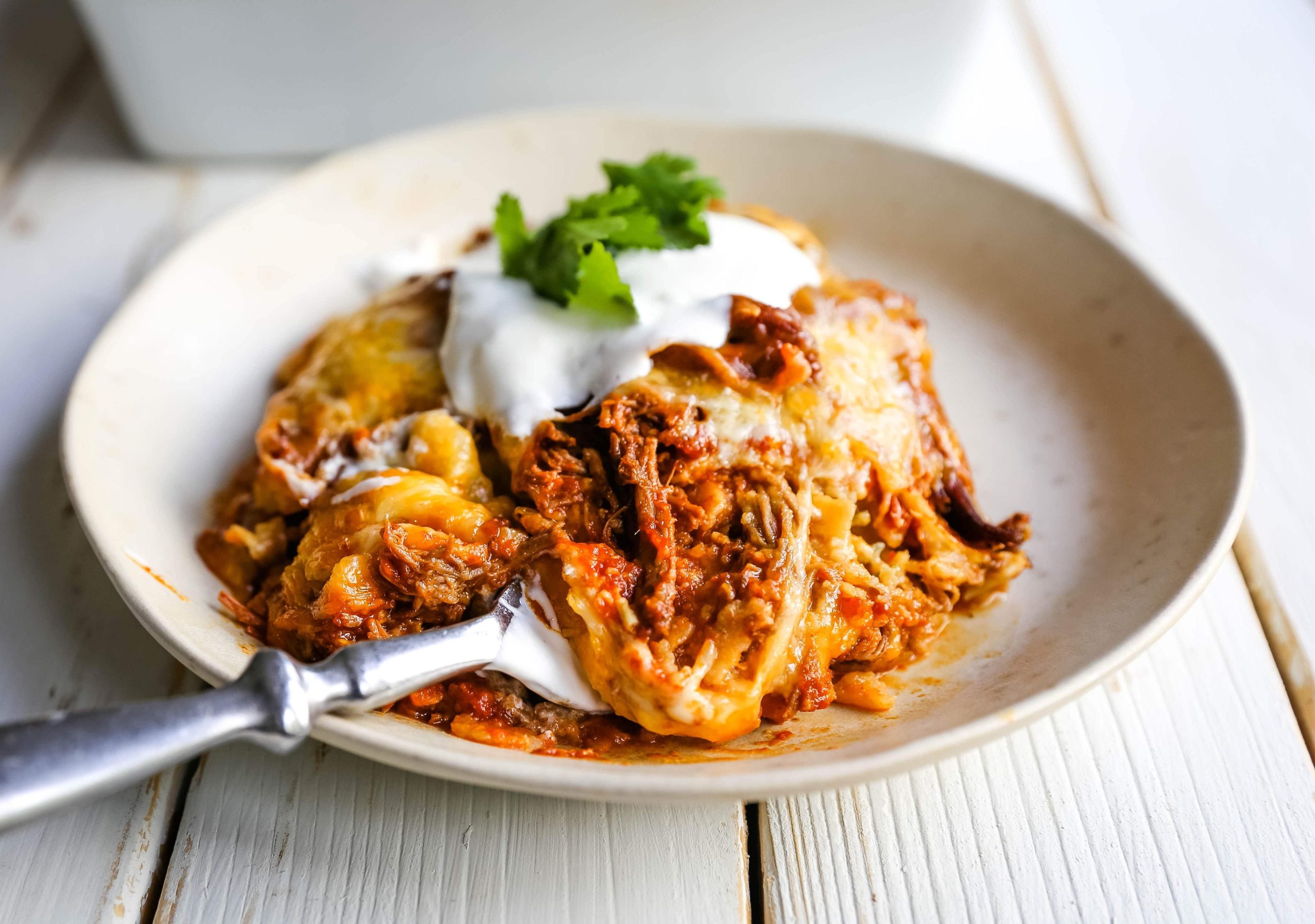 Στοίβες Enchiladas με Μοσχάρι. Μεξικάνικες Enchiladas με τεμαχισμένο μοσχάρι, λιωμένο τυρί, τορτίγιες καλαμποκιού και σπιτική σάλτσα enchilada. Μια εύκολη κατσαρόλα enchilada με μοσχάρι! #μεξικάνικο #μεξικάνικοφαγητό #enchiladas #beefenchiladas