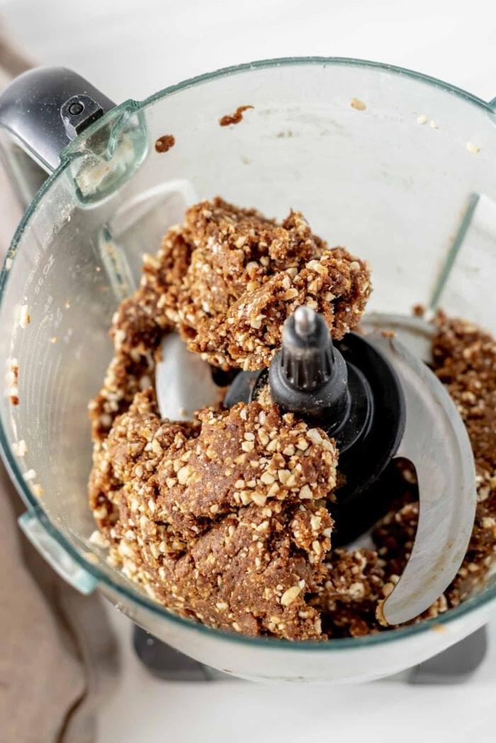 Maca Sjokoladestukkies Energie Balletjies 5 Dik deeg met stukkies kasjoeneute daarin, in 'n voedselverwerkerhouer.