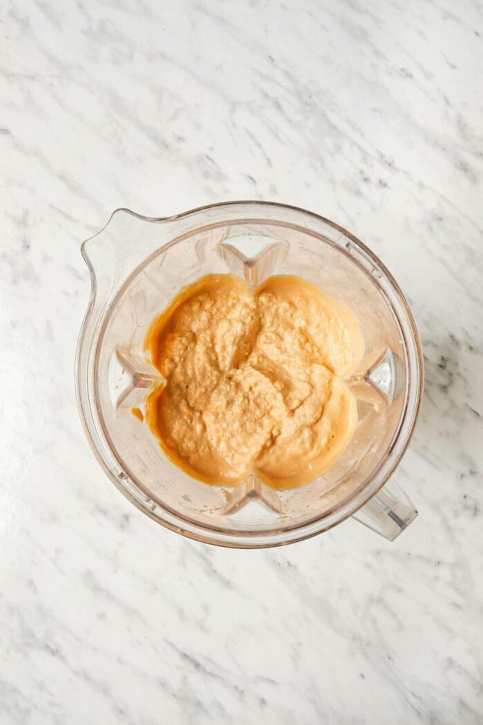 Vegan Buffels Dip 5 Brokkelrige buffel dip in 'n groot blender houer.