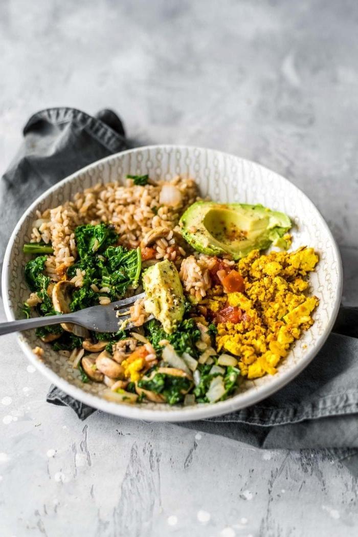 Hartige Vegan Ontbytbak 5 Avokado, sampioene en boerenkool, tofu-roerbraai en bruinrys in 'n bak.