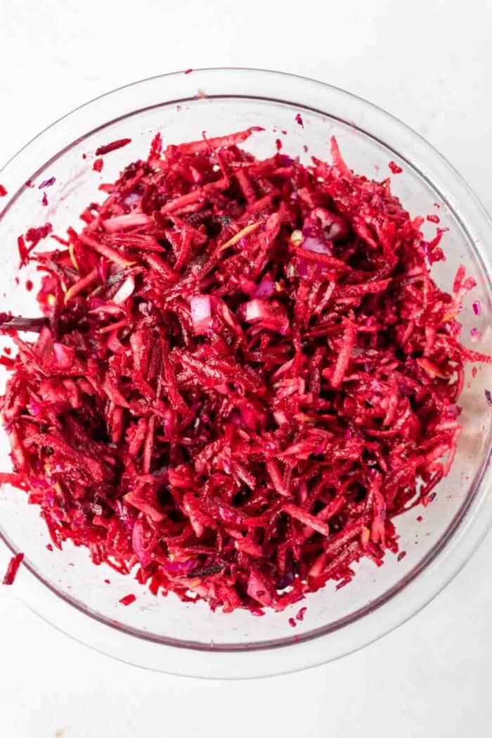 Appel Beet Slaai 5 ’n Rou beet-, kool- en appelslaai in ’n bak.