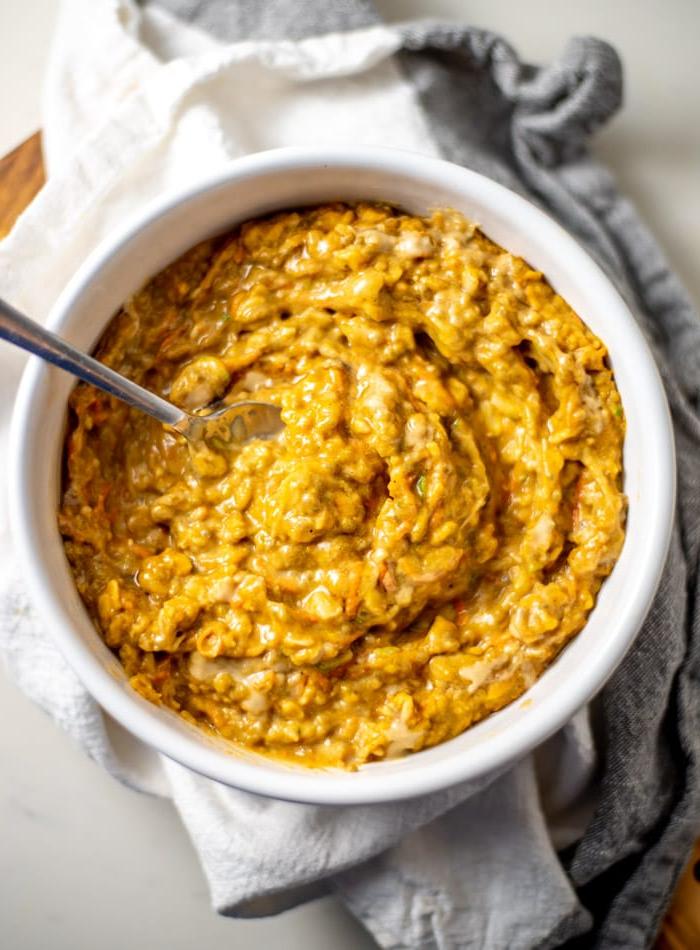 Vegan Makros Eetplanne 4 ’n Bak dik pampoen hawermout met gerasperde wortel daarin – ’n hartlike en voedingsryke vegan maaltyd.