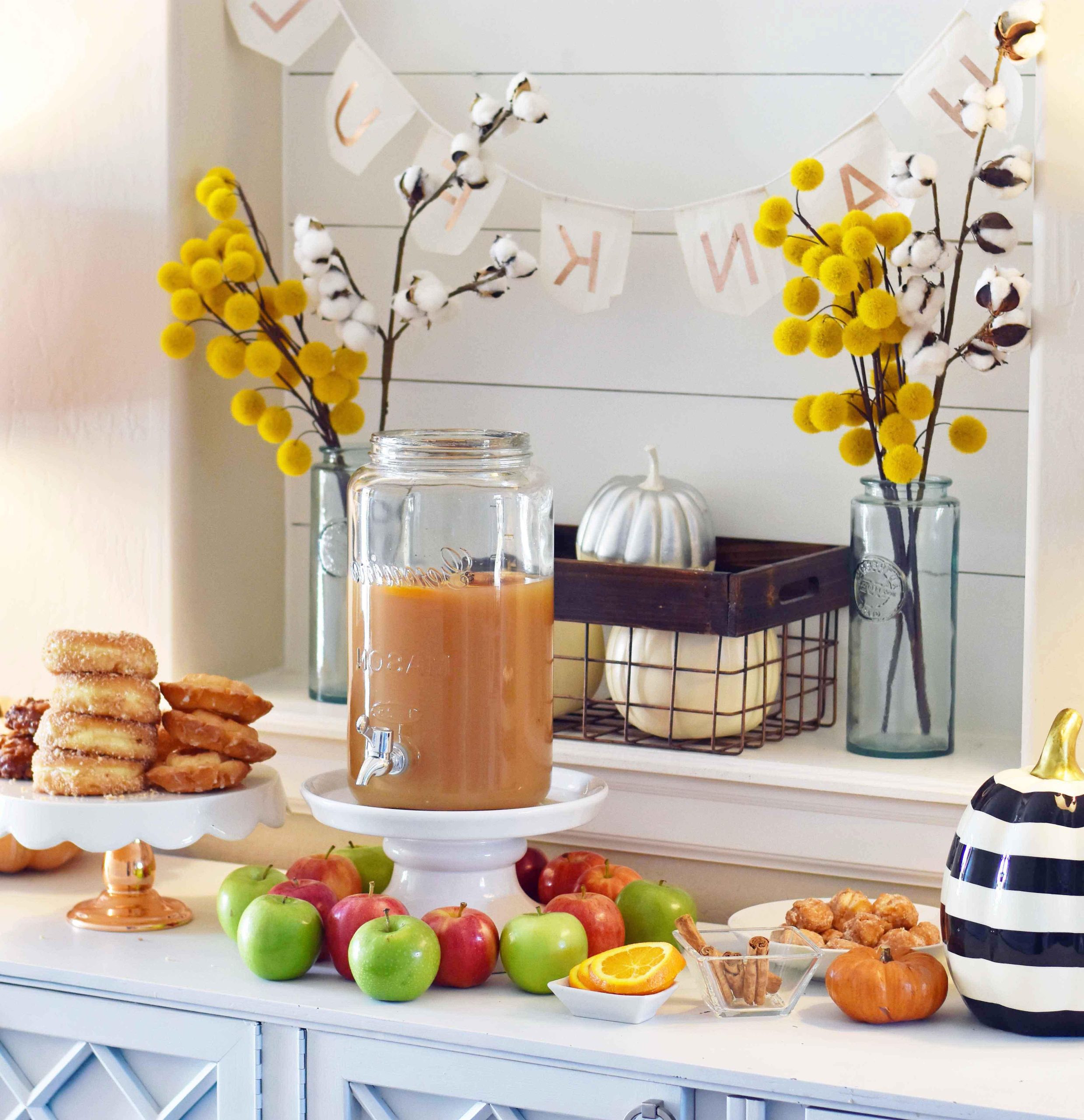 Πώς να φτιάξετε ένα DIY Hot Apple Cider Bar για να γιορτάσετε το Φθινόπωρο. Ένας απλός, εύκολος τρόπος για να σερβίρετε ζεστό μηλόκρασο και μια σπιτική συνταγή για μηλοτηγανίτες. Ένα μπαρ ζεστού μηλόκρασου με όλες τις γαρνιτούρες. www.yamne.com