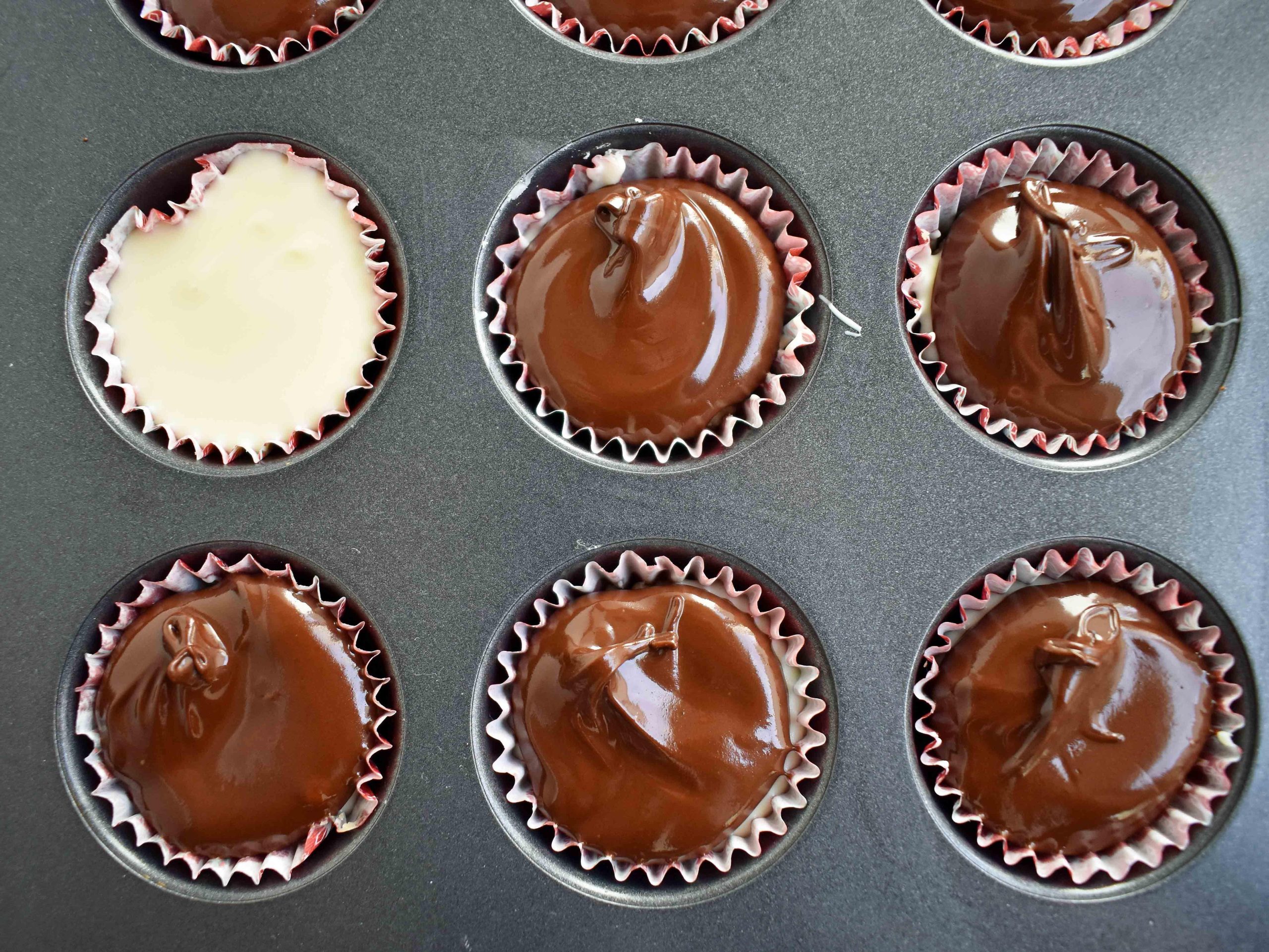 Κυπελλάκια Ζύμης Μπισκότου Peppermint Bark από το Modern Honey. Ζύμη μπισκότου με κομματάκια σοκολάτας χωρίς αυγά, στρωμένη με λευκή σοκολάτα και ημίγλυκη σοκολάτα, και γαρνιρισμένη με τριμμένα ζαχαρωτά μπαστούνια.