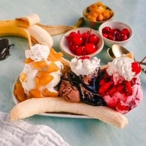 Μπανάνα Σπλιτ 6 Μια κλασική συνταγή για Banana Split φτιαγμένη με φρέσκες μπανάνες, παγωτό σοκολάτα με ζεστή σάλτσα σοκολάτας, παγωτό φράουλα με σάλτσα φράουλας, παγωτό βανίλια με σάλτσα ανανά, σαντιγί και κεράσι.