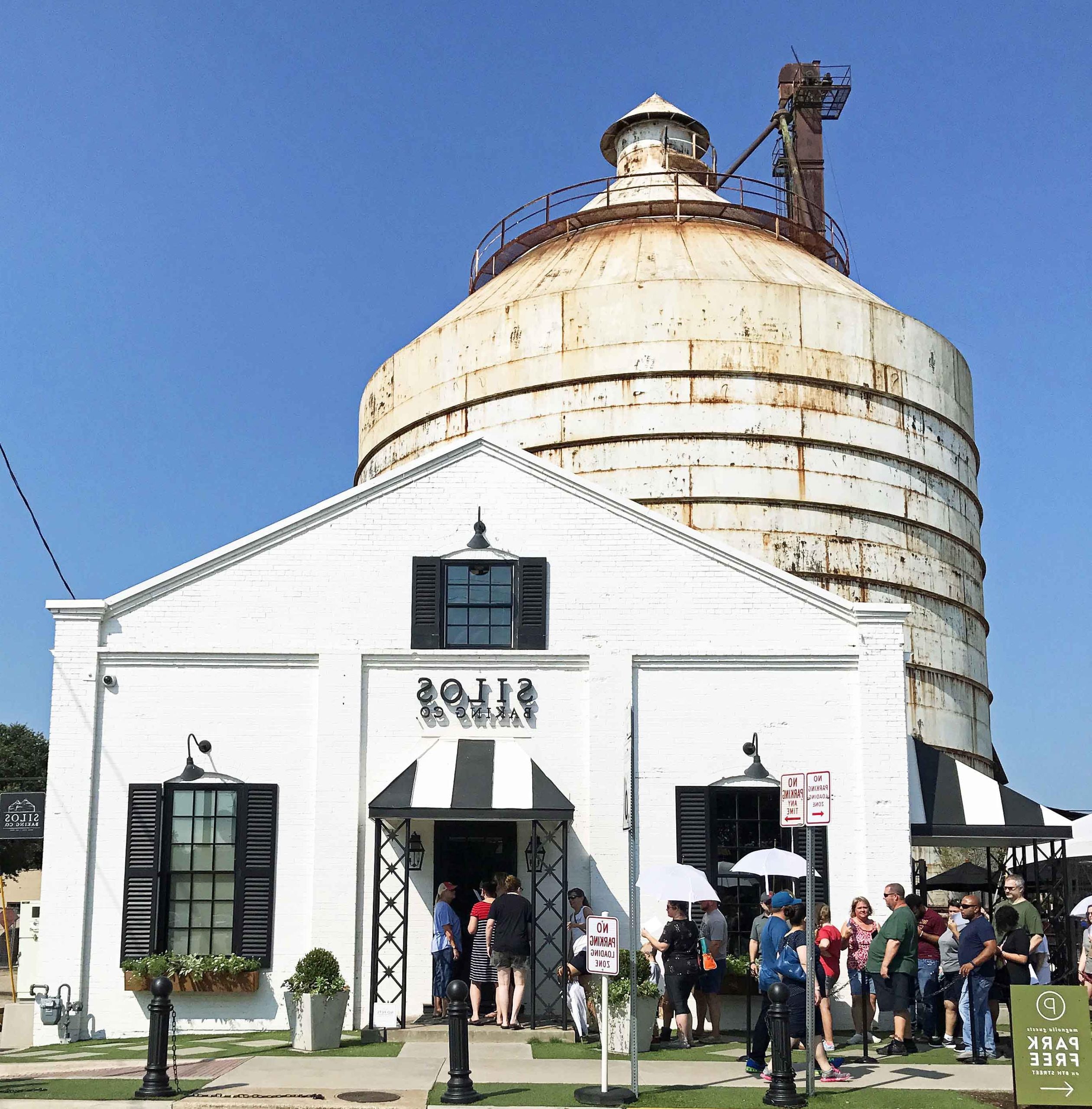 Silos Baking Company στο Magnolia Market at the Silos. Πώς να σχεδιάσετε το τέλειο ταξίδι στο Magnolia Market at the Silos στο Γουάκο, Τέξας. Το Magnolia Market δημιουργήθηκε από το αγαπημένο ζευγάρι του HGTV Fixer Upper, τους Chip και Joanna Gaines. Επισκεφθείτε το Magnolia Market, το Silo Baking Co. και τους όμορφους χώρους. Συμβουλές για τον προγραμματισμό ενός ταξιδιού στο Magnolia Market.
