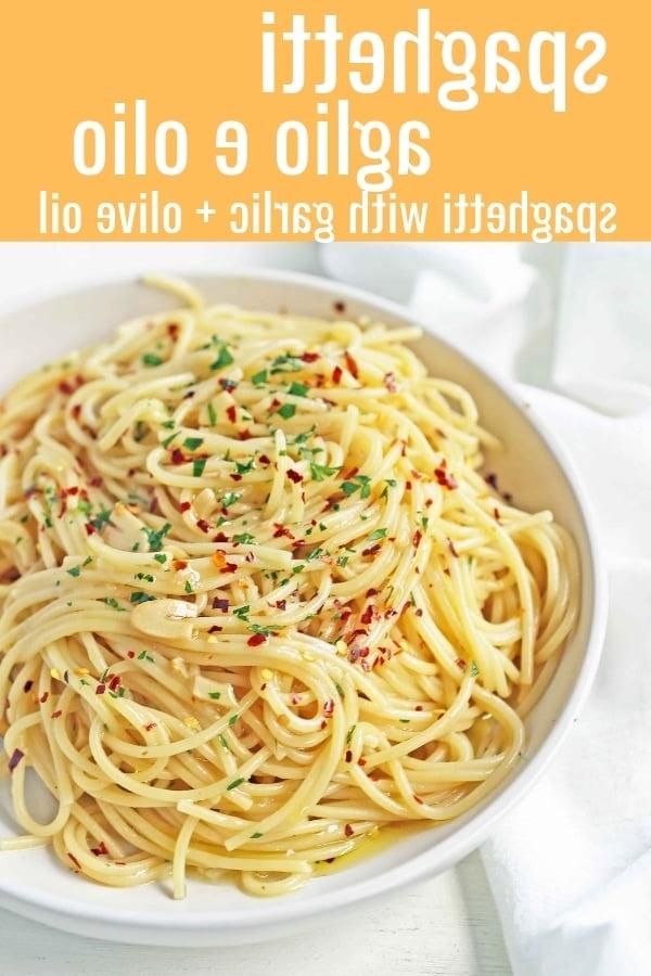 Σπαγγέτι Aglio e Olio. Σπαγγέτι ανακατεμένο με σοταρισμένο σκόρδο, ελαιόλαδο, νιφάδες κόκκινης πιπεριάς και φρέσκο μαϊντανό. Ένα γρήγορο, εύκολο και αυθεντικό πιάτο ζυμαρικών! Σπαγγέτι με Σκόρδο και Ελαιόλαδο, ένα γεύμα 20 λεπτών. www.yamne.com #pasta #spaghetti