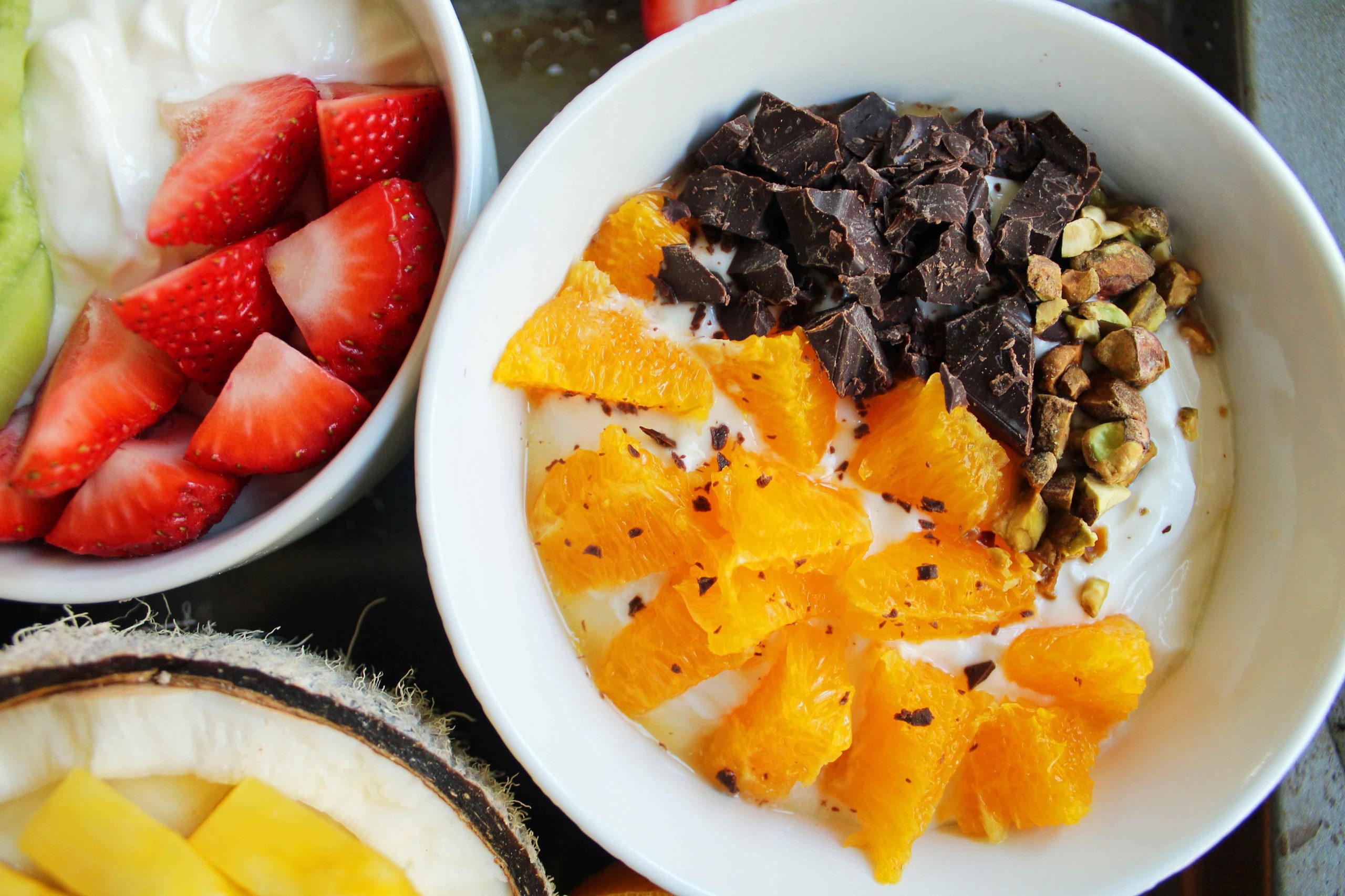 Πρωινά Μπολ Ελληνικού Γιαουρτιού με Toppings από το Modern Honey. Υγιεινό Ελληνικό Γιαούρτι με φρέσκα φρούτα, ξηρούς καρπούς και μέλι. Το τέλειο πρωινό για να ξεκινήσετε τη μέρα σας!