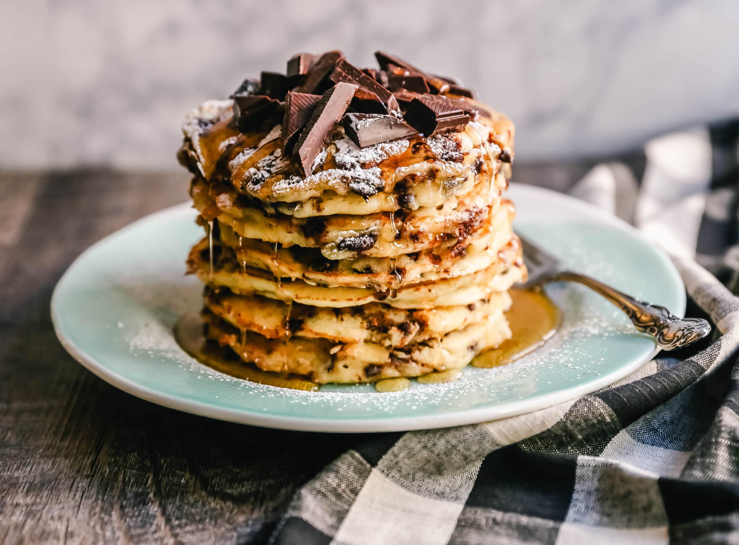 Πανέμορφες, χρυσαφένιες pancakes ρικότα με σοκολάτα, έτοιμες για σερβίρισμα.