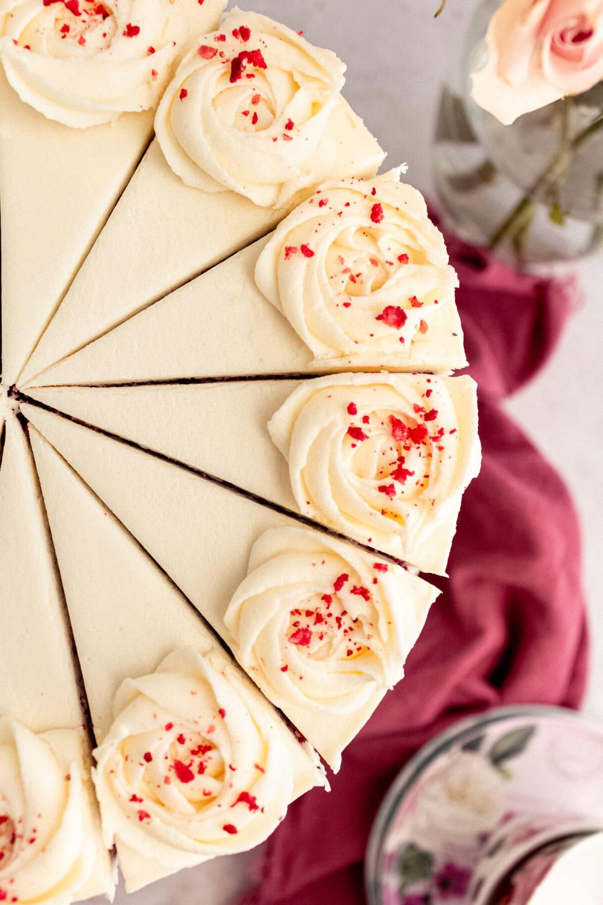 Τούρτα Κόκκινο Βελούδο 6 Ολόκληρη τούρτα Red Velvet με πλούσια στρώση κρέμας τυριού, έτοιμη για σερβίρισμα.