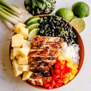 Τζερκ Κοτόπουλο Μπολ 6 Jerk Chicken Bowl: Τζαμαϊκανό καρυκευμένο κοτόπουλο Jerk στη σχάρα με ρύζι, μαύρα φασόλια, κόλιανδρο, φρέσκο ανανά και μάνγκο, και κόκκινες πιπεριές. www.yamne.com #jerkchicken #chicken #chickenbowl