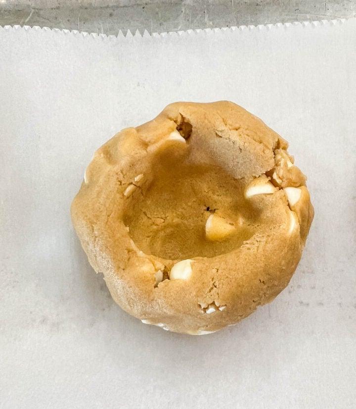 Μπισκότα Biscoff με Κομματάκια Λευκής Σοκολάτας 6 Μπισκότα Biscoff Cookie Butter πλασμένα σε μπάλα με εσοχή.