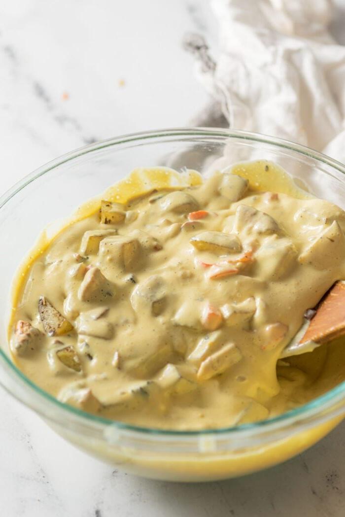 ’n Dik omelet en groentebeslag in 'n glasmengbak.