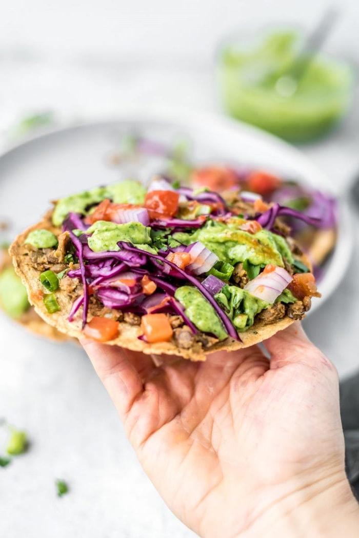 Vegan Lensie Tostada met Avokado Koriander Sous en Kool