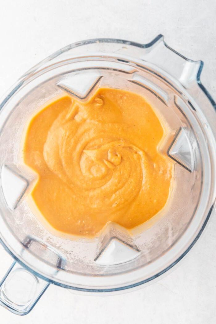 Vegan Somer Mielieroomop 6 Gemengde aartappel-koring sop in 'n mengerhouer.