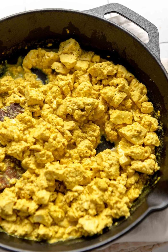 ’n Pan met gekrummelde tofu roereier.