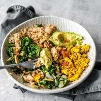 Hartige Vegan Ontbytbak 6 Avokado, sampioene en boerenkool, tofu-roerbraai en bruinrys in 'n bak.