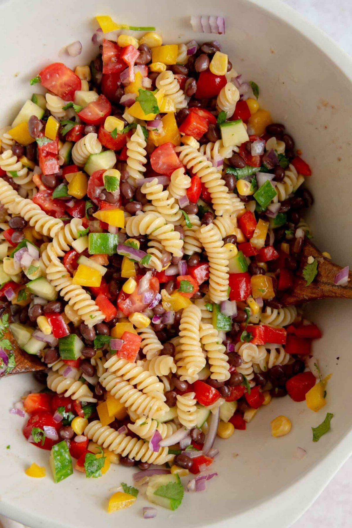 Swartboontjie Pastaslaai 6 Groot mengbak met 'n swartboontjie pasta slaai met mielies, komkommer en soetrissies.