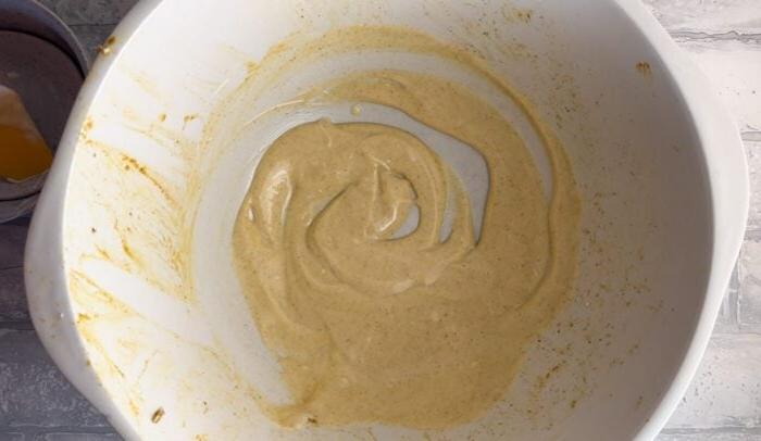 Kerrie Geroosterde Blomkoolslaai 6 ’n Romige jogurt-slaaisous in ’n groot mengbak.