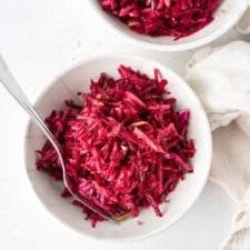 Appel Beet Slaai 6 ’n Bo-aansig van twee bakke beet-, appel- en koolslaai.