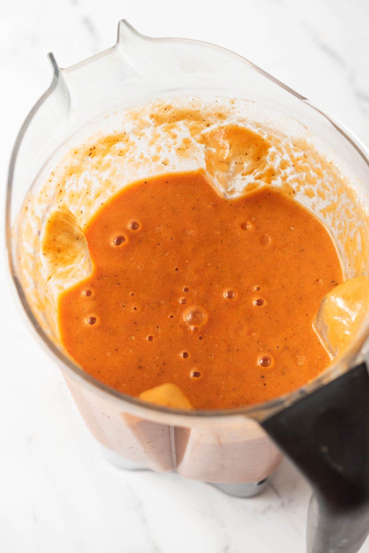 Geroosterde Rooipeper Tamatie Sop 6 Creamy blended tomato soup in a blender.