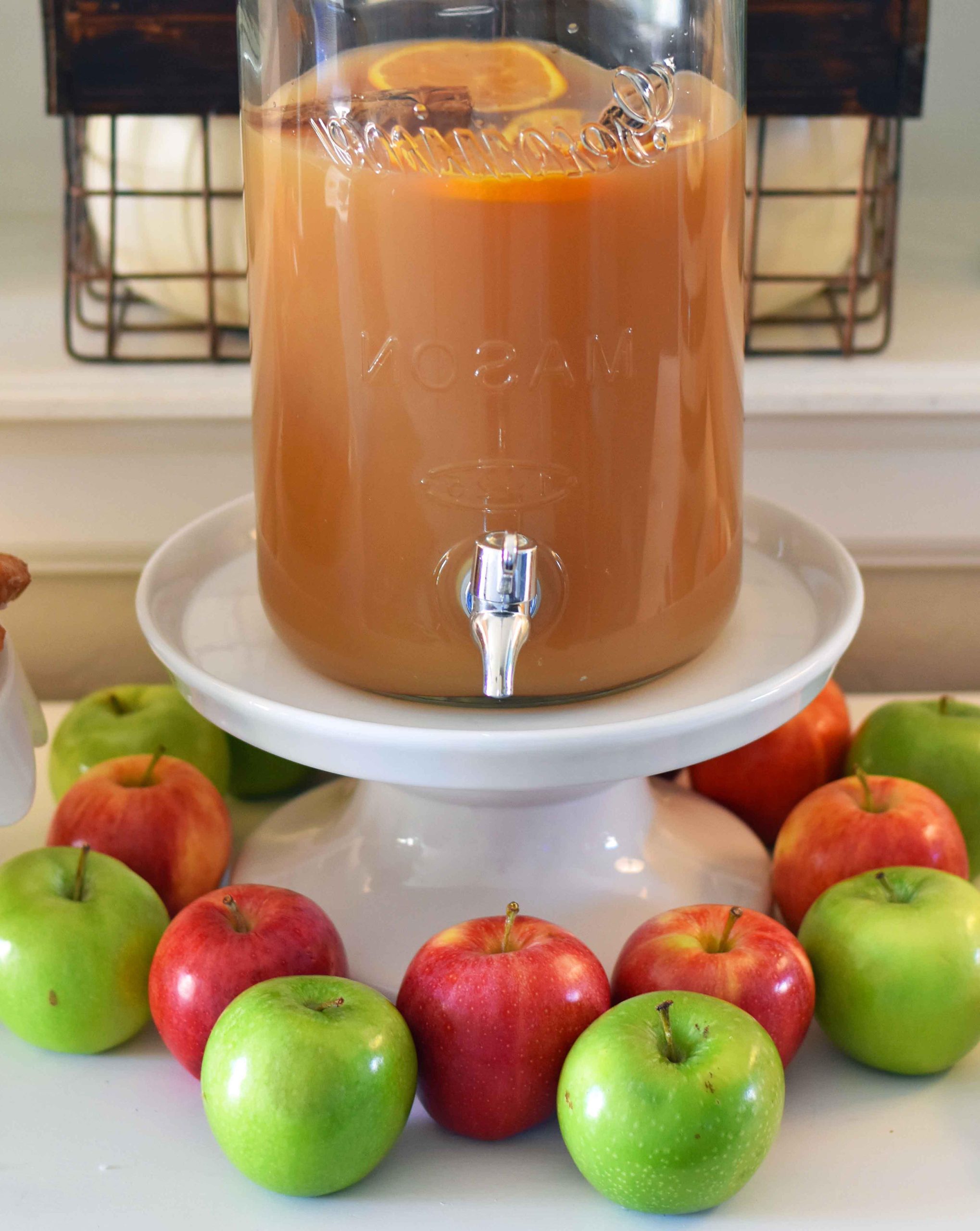 Πώς να φτιάξετε ένα DIY Hot Apple Cider Bar για να γιορτάσετε το Φθινόπωρο. Ένας απλός, εύκολος τρόπος για να σερβίρετε ζεστό μηλόκρασο και μια σπιτική συνταγή για μηλοτηγανίτες. Ένα μπαρ ζεστού μηλόκρασου με όλες τις γαρνιτούρες. www.yamne.com