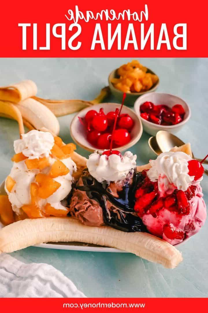 Μπανάνα Σπλιτ 7 Μια κλασική συνταγή για Banana Split φτιαγμένη με φρέσκες μπανάνες, παγωτό σοκολάτα με ζεστή σάλτσα σοκολάτας, παγωτό φράουλα με σάλτσα φράουλας, παγωτό βανίλια με σάλτσα ανανά, σαντιγί και κεράσι.
