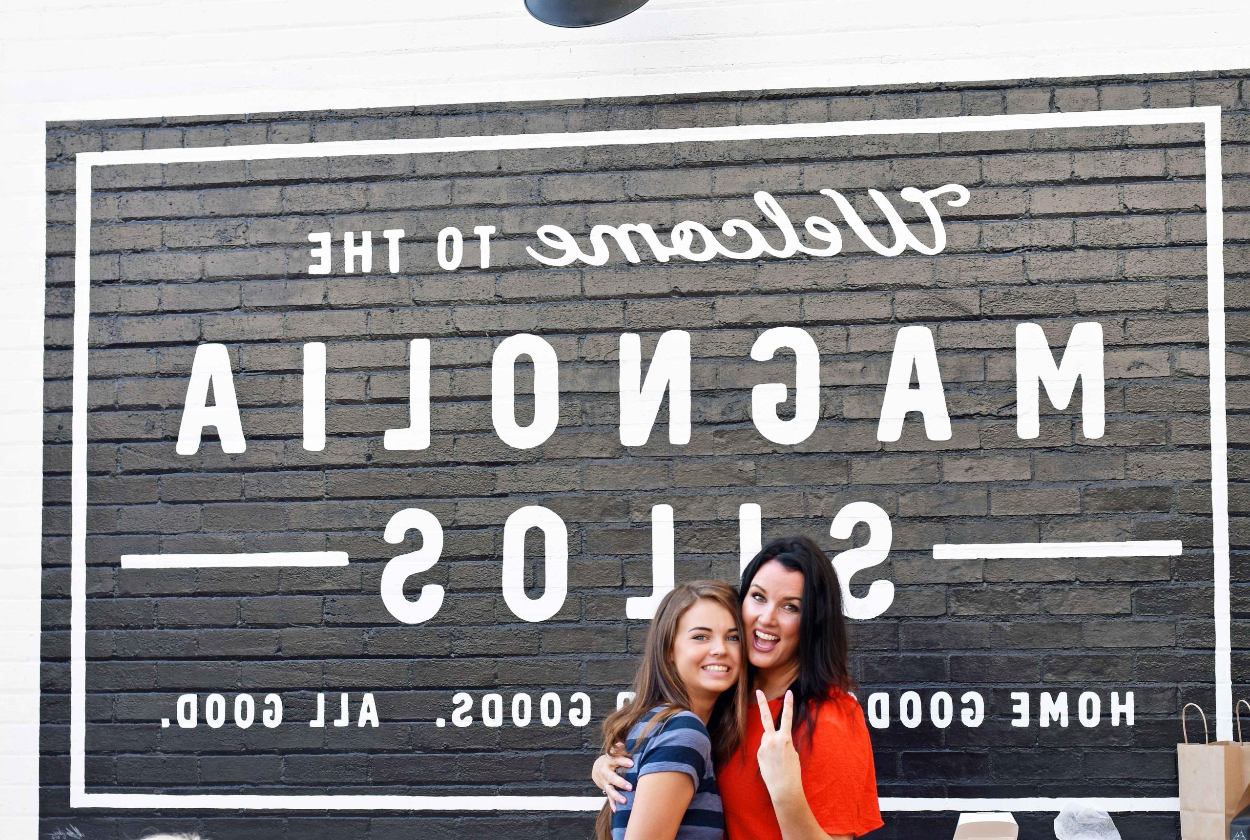 Πώς να σχεδιάσετε το τέλειο ταξίδι στο Magnolia Market at the Silos στο Γουάκο, Τέξας. Το Magnolia Market δημιουργήθηκε από το αγαπημένο ζευγάρι του HGTV Fixer Upper, τους Chip και Joanna Gaines. Επισκεφθείτε το Magnolia Market, το Silo Baking Co. και τους όμορφους χώρους. Συμβουλές για τον προγραμματισμό ενός ταξιδιού στο Magnolia Market.