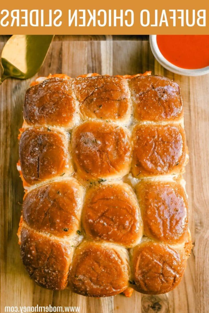 Οι Sliders Κοτόπουλου Buffalo φτιάχνονται με τρυφερό ψιλοκομμένο κοτόπουλο ανακατεμένο με σάλτσα buffalo και σάλτσα ranch και ψήνονται μέσα σε ένα μαλακό ψωμάκι με βούτυρο σκόρδου και λιωμένο τυρί μοτσαρέλα. Είναι ιδανικά για να παρακολουθήσετε ποδόσφαιρο!