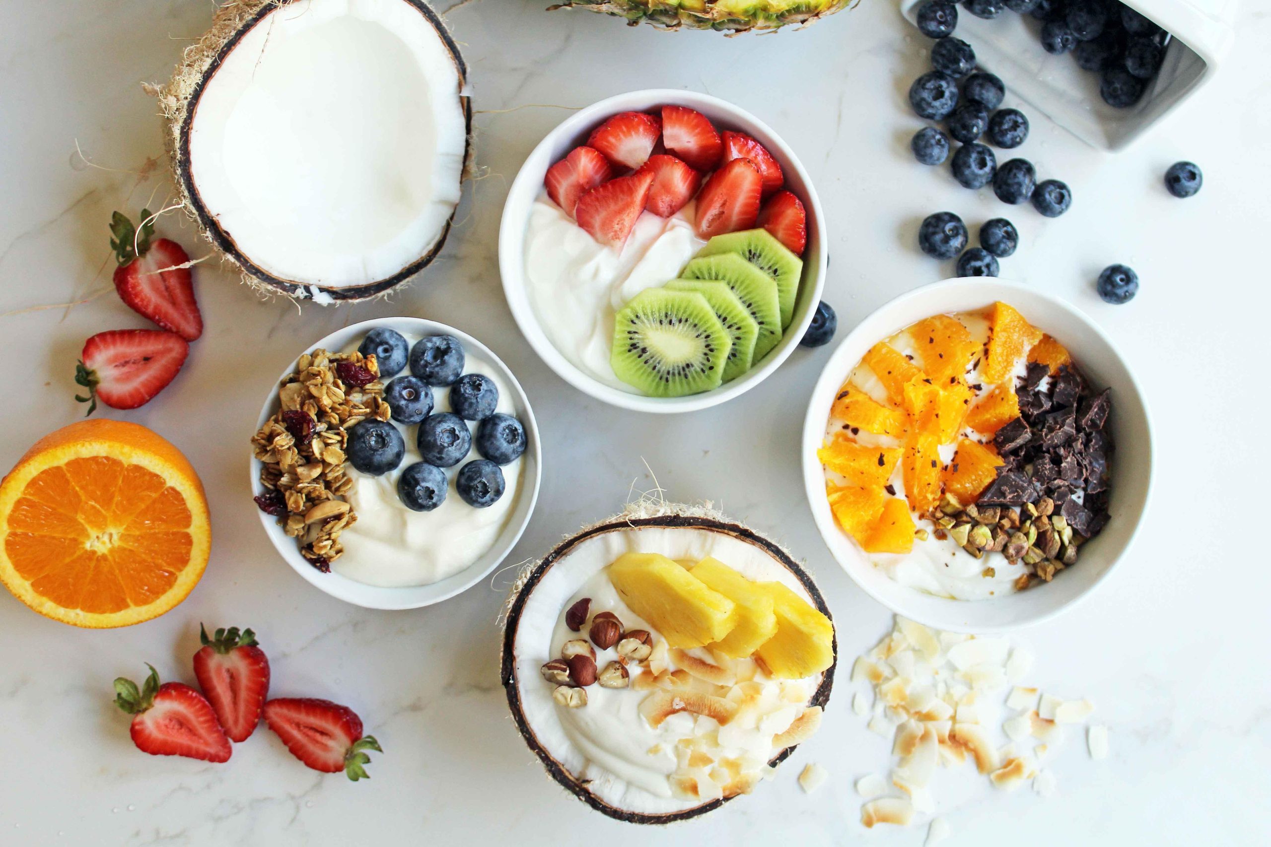 Πρωινά Μπολ Ελληνικού Γιαουρτιού με Toppings από το Modern Honey. Υγιεινό Ελληνικό Γιαούρτι με φρέσκα φρούτα, ξηρούς καρπούς και μέλι. Το τέλειο πρωινό για να ξεκινήσετε τη μέρα σας!