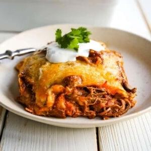 Στρωτές Μοσχαρίσιες Εντσιλάδες 7 Στοίβες Enchiladas με Μοσχάρι. Μεξικάνικες Enchiladas με τεμαχισμένο μοσχάρι, λιωμένο τυρί, τορτίγιες καλαμποκιού και σπιτική σάλτσα enchilada. Μια εύκολη κατσαρόλα enchilada με μοσχάρι! #μεξικάνικο #μεξικάνικοφαγητό #enchiladas #beefenchiladas